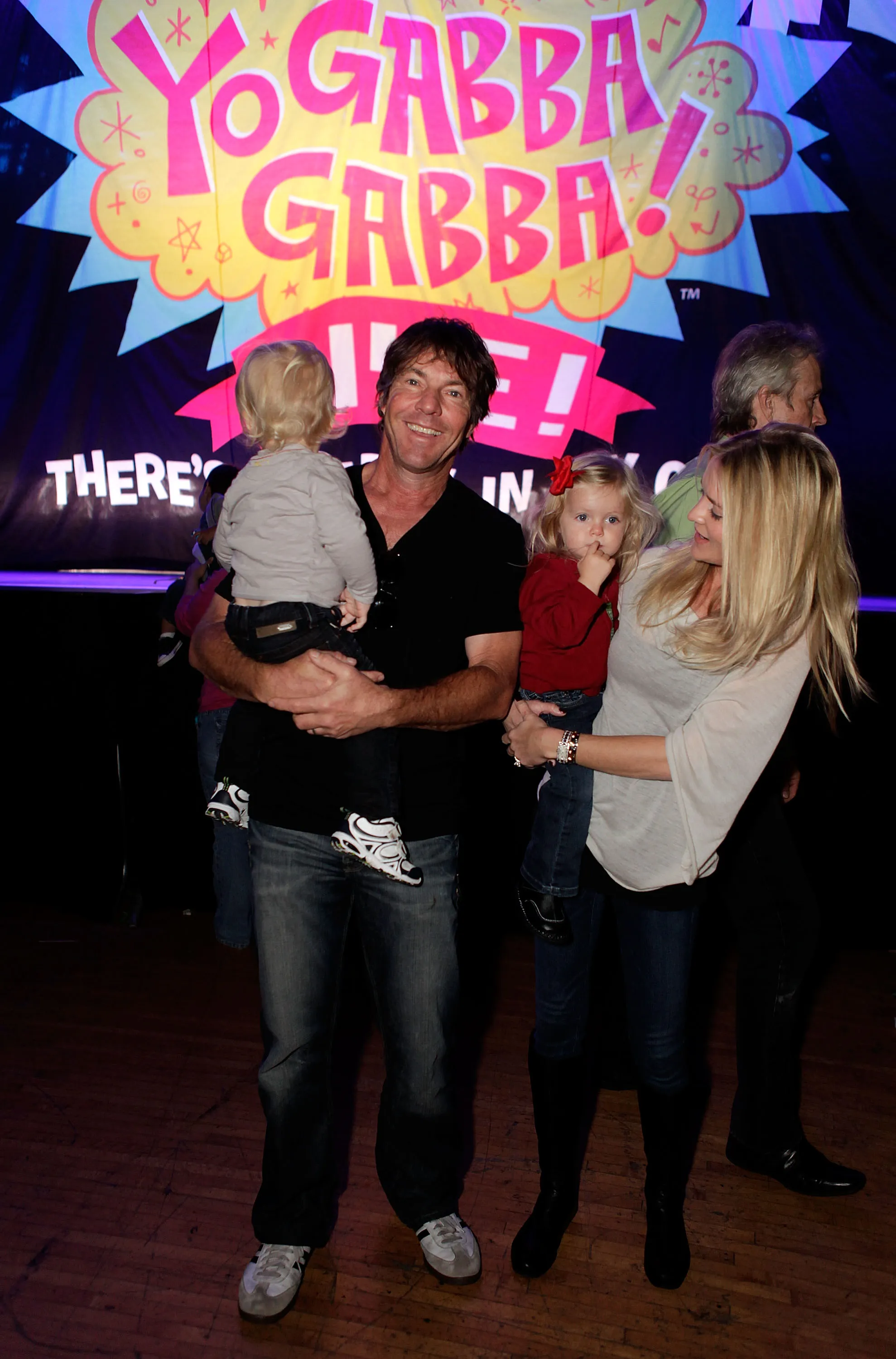 Dennis Quaid and Kimberly Buffington with their children in November 2009