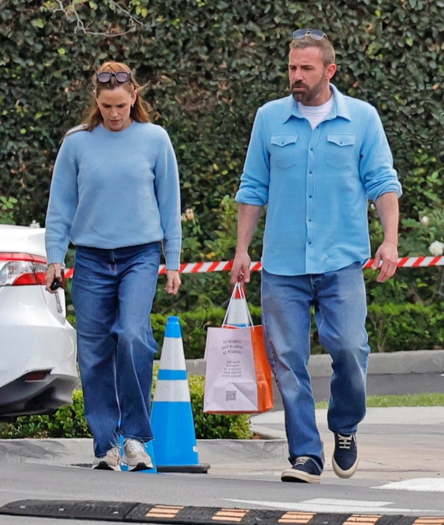 Jennifer Garner and Ben Affleck wearing matching blue sweaters and jeans.