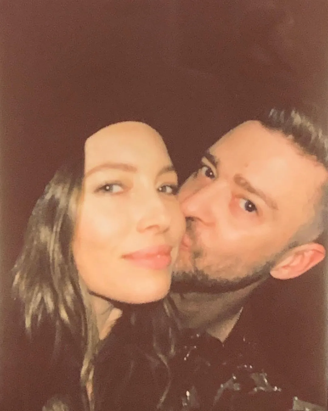 Justin Timberlake kisses Jessica Biel's cheek.