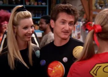 Lisa Kudrow Recalls Matthew Perry Being Paranoid That Sean Penn Would Tickle Him on ‘Friends’: ‘Didn’t Make Sense’