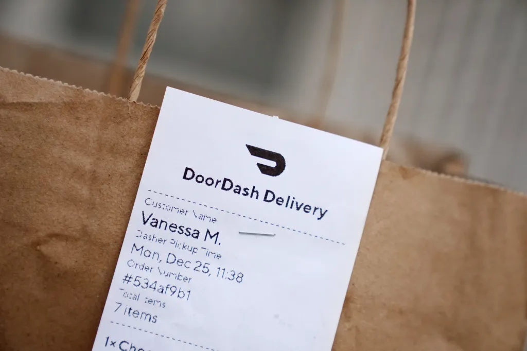 A DoorDash delivery bag with a label showing 