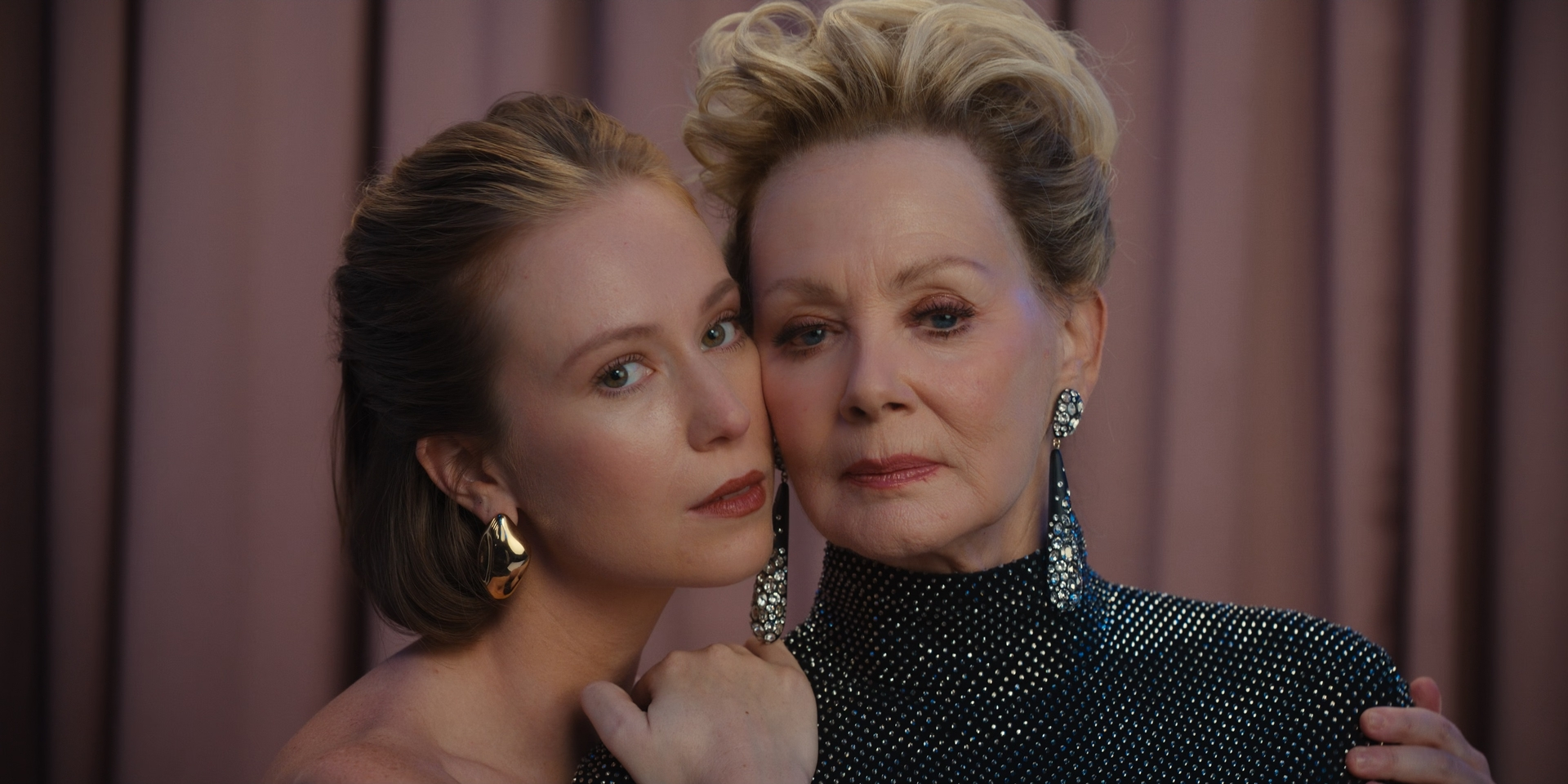 Hannah Einbinder and Jean Smart in 