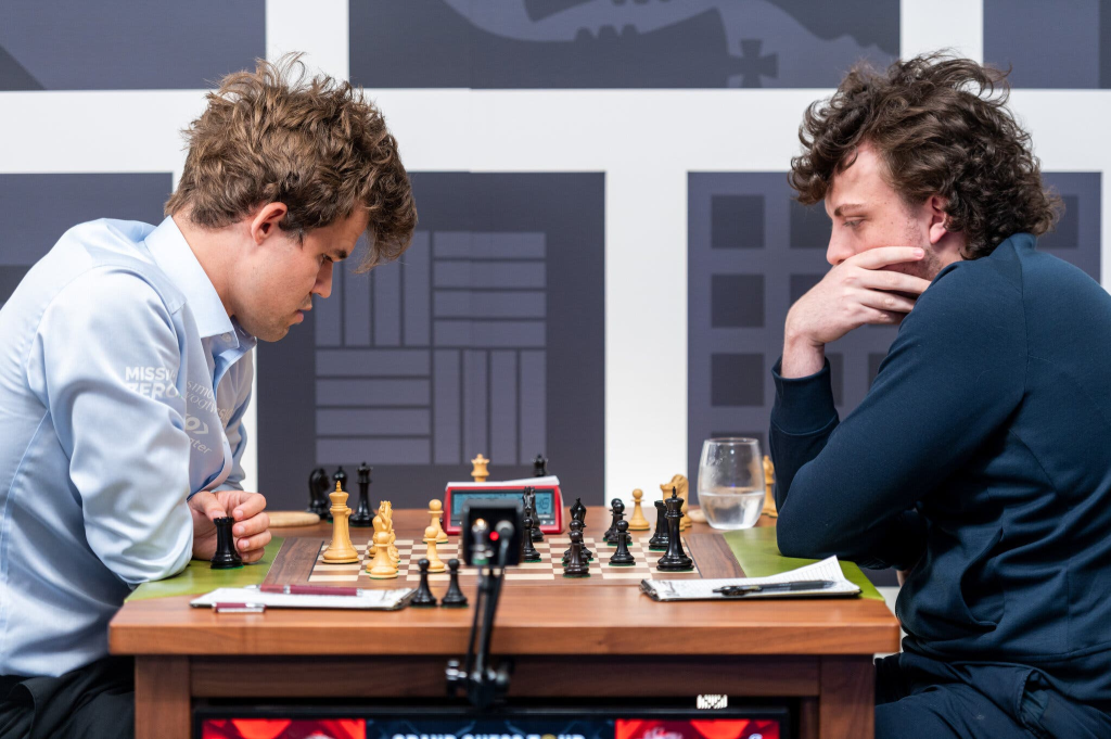 Hans Niemann playing chess against Magnus Carlsen.