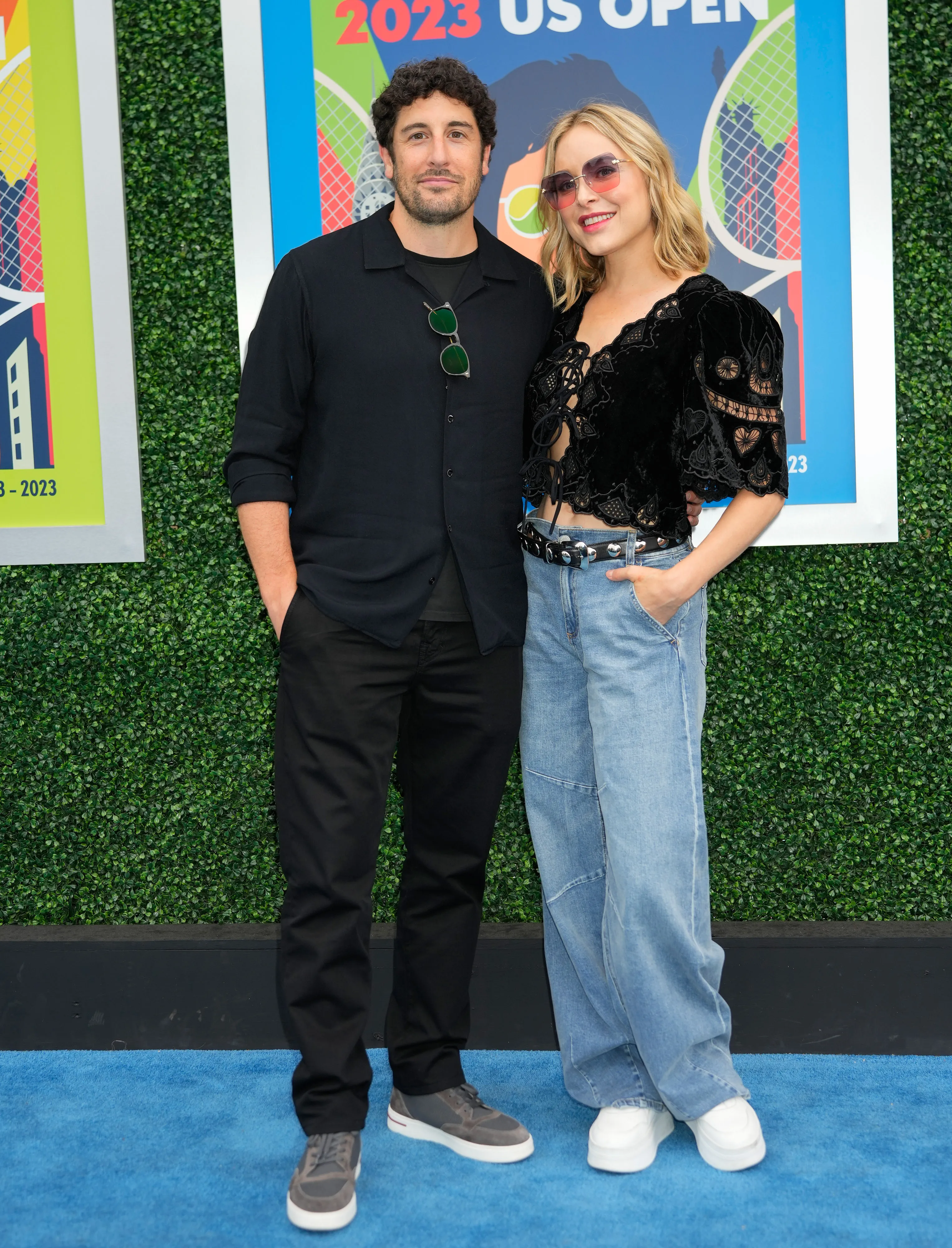 Jason Biggs and Jenny Mollens posing together at the 2023 US Open.