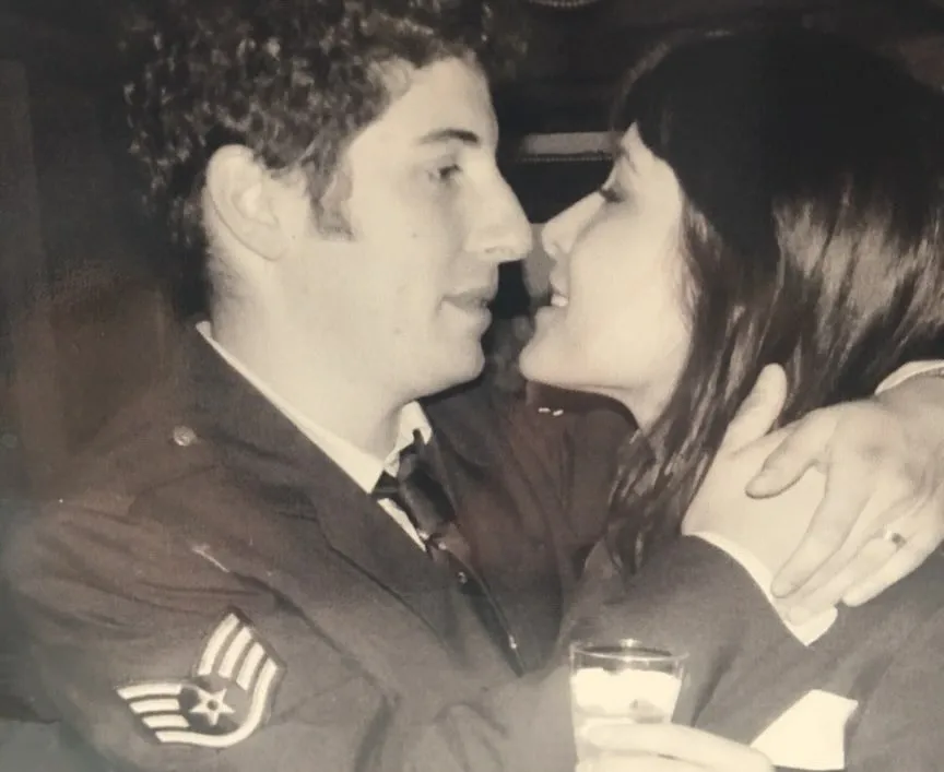 Jenny Mollen and Jason Biggs in an embrace.