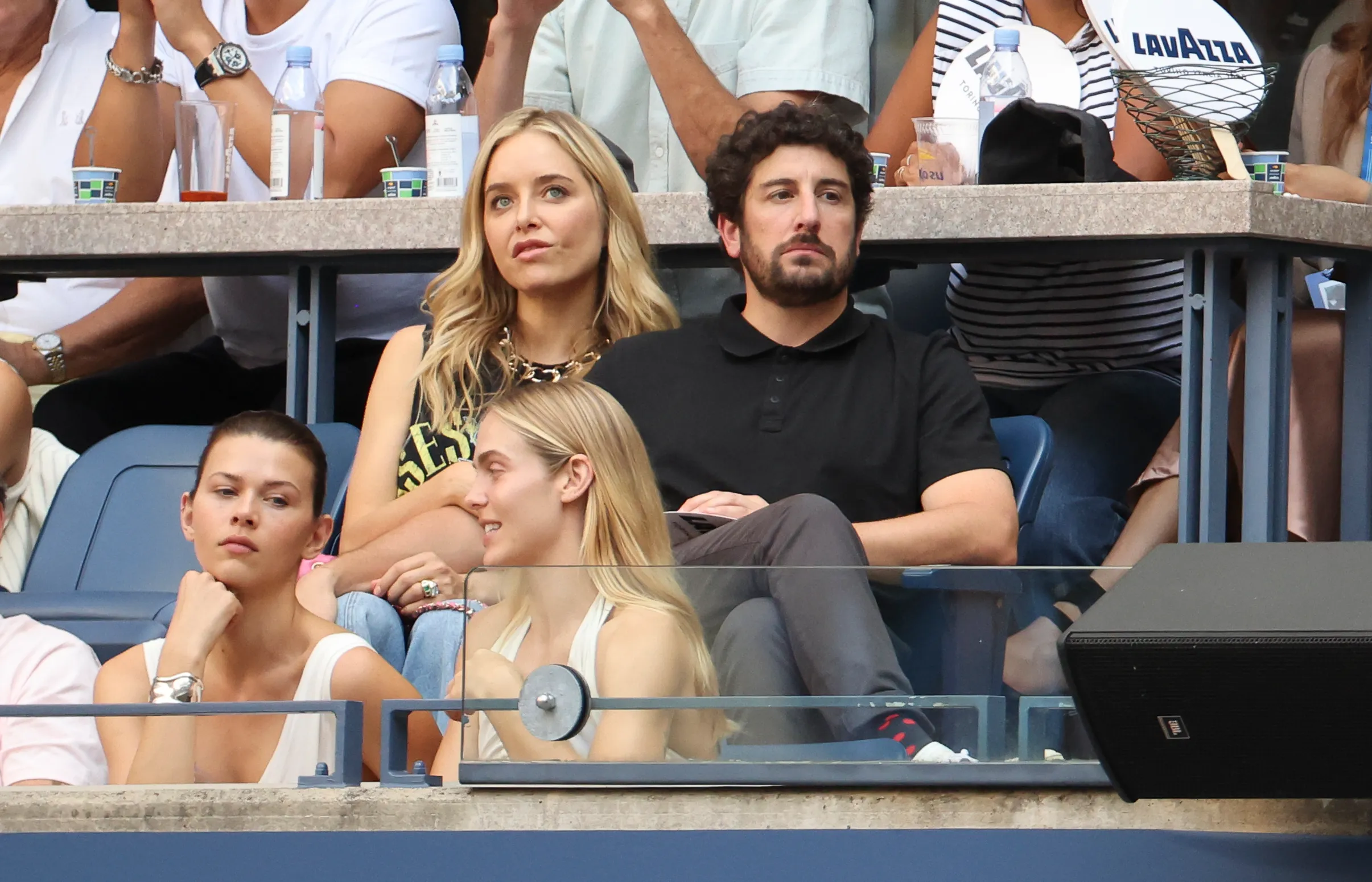 Jenny Mollen and Jason Biggs watch the US Open 2022.