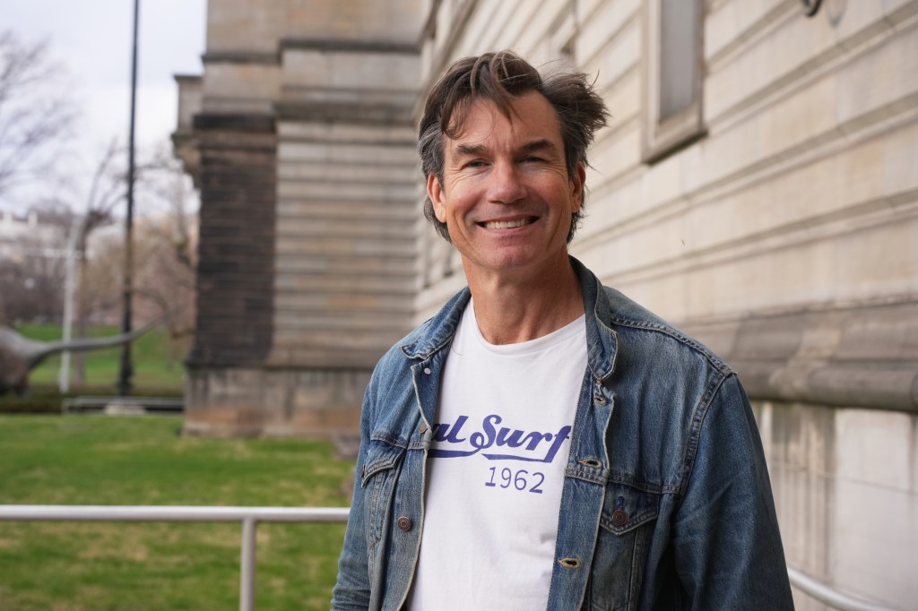 Jerry O'Connell smiling for a portrait.