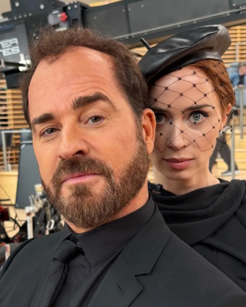 Justin Theroux and Emily Blunt behind the scenes of