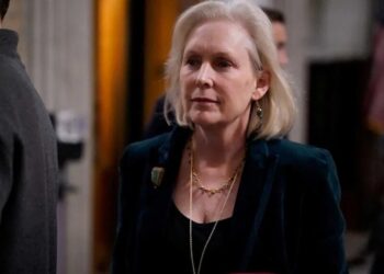 Senator confronted a Trump official for stalling during a hearing