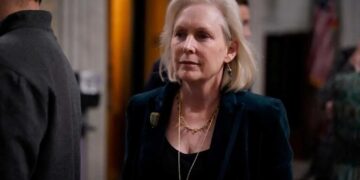 Senator confronted a Trump official for stalling during a hearing