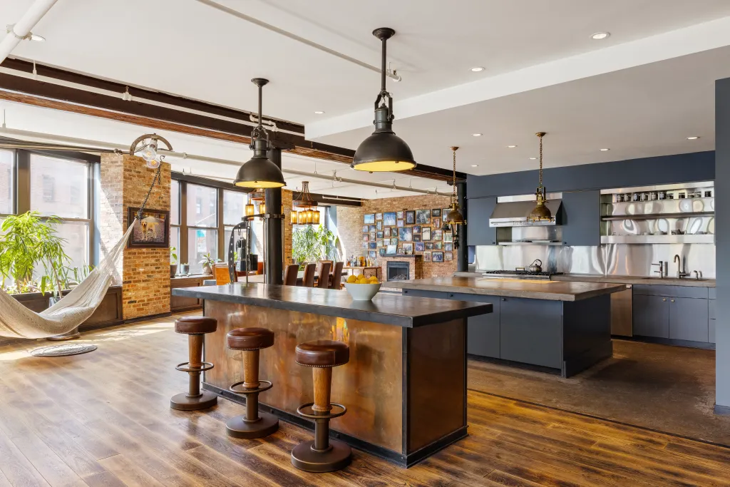 The loft is located inside the historic Astor House building, originally constructed in 1890 as part of the Astor Estate’s manufacturing portfolio before being converted into condominiums in 1999.