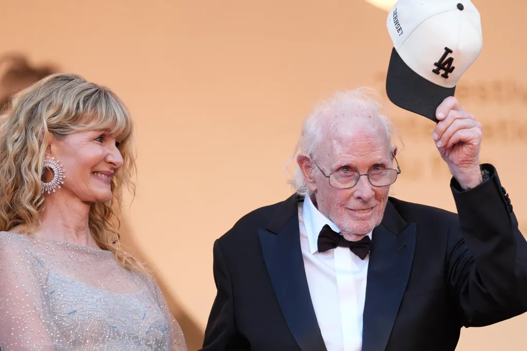 Laura Dern and Bruce Dern posing on the red carpet.