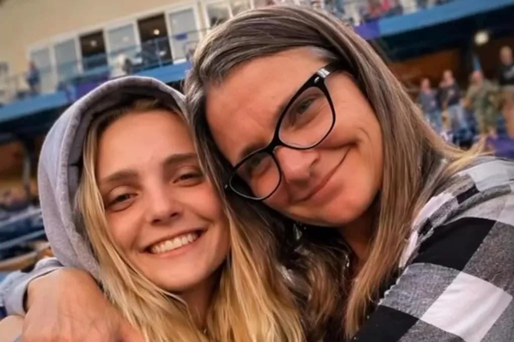 Karli Aylesworth and her mother Lynette Hooker smiling.