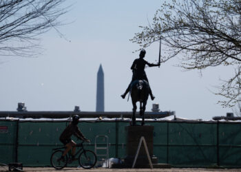 The D.C. mayor race’s ‘delicate dance’