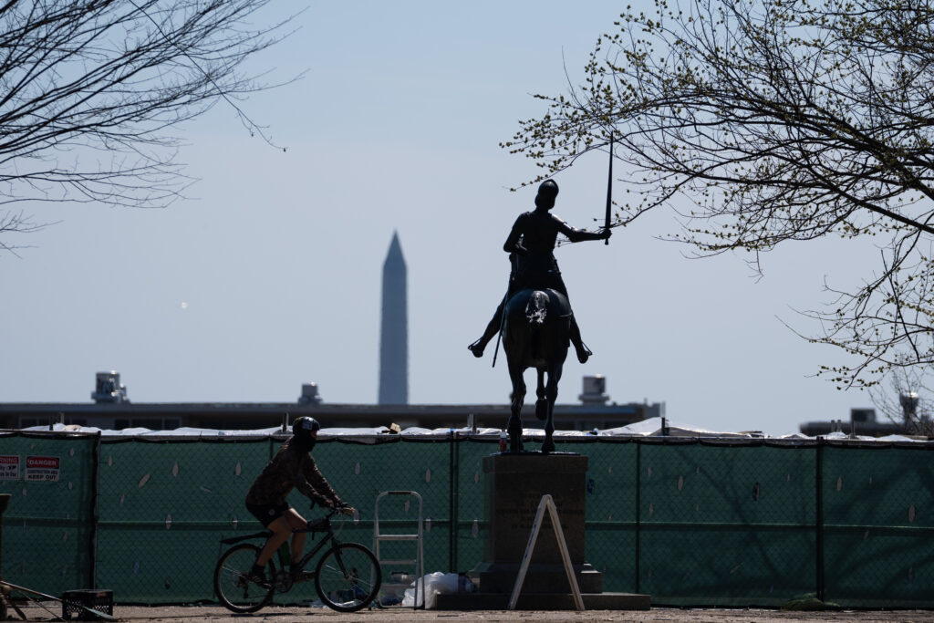 The D.C. mayor race’s ‘delicate dance’