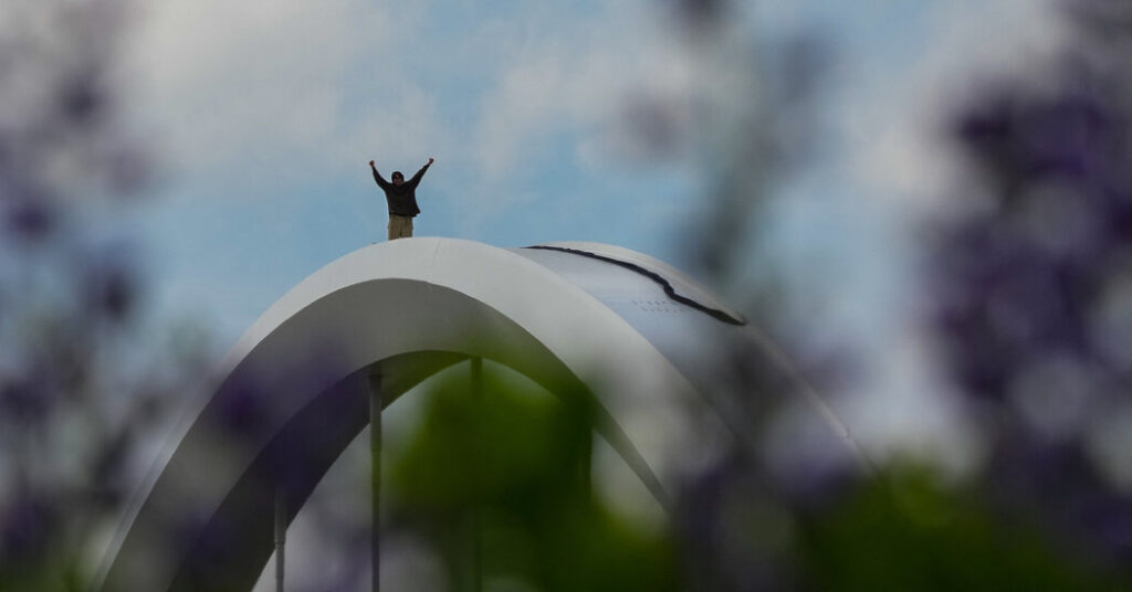 A Protest Atop a Bridge Grabs Washington’s Attention