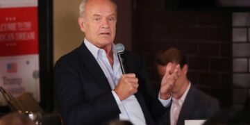 Kelsey Grammer reveals his nasty nickname for Karen Bass as he backs Spencer Pratt for LA mayor