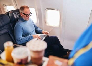 Employee books ‘cheapest flight’ for boss’s work trip — shocked by HR’s reaction: ‘That’s insane’