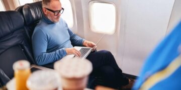 Employee books ‘cheapest flight’ for boss’s work trip — shocked by HR’s reaction: ‘That’s insane’