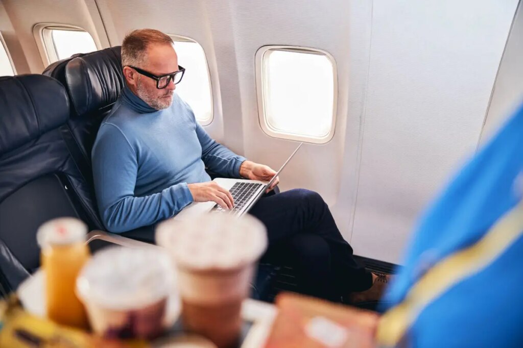 Employee books ‘cheapest flight’ for boss’s work trip — shocked by HR’s reaction: ‘That’s insane’