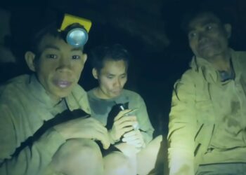 Rescuers work to drain flooded Laos cave to free 5 villagers and search for 2 still missing