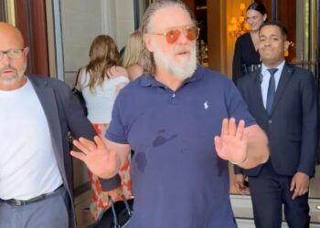 Russell Crowe warns autograph hunters gathered outside his Paris hotel: ‘Don’t f–king push in on me’