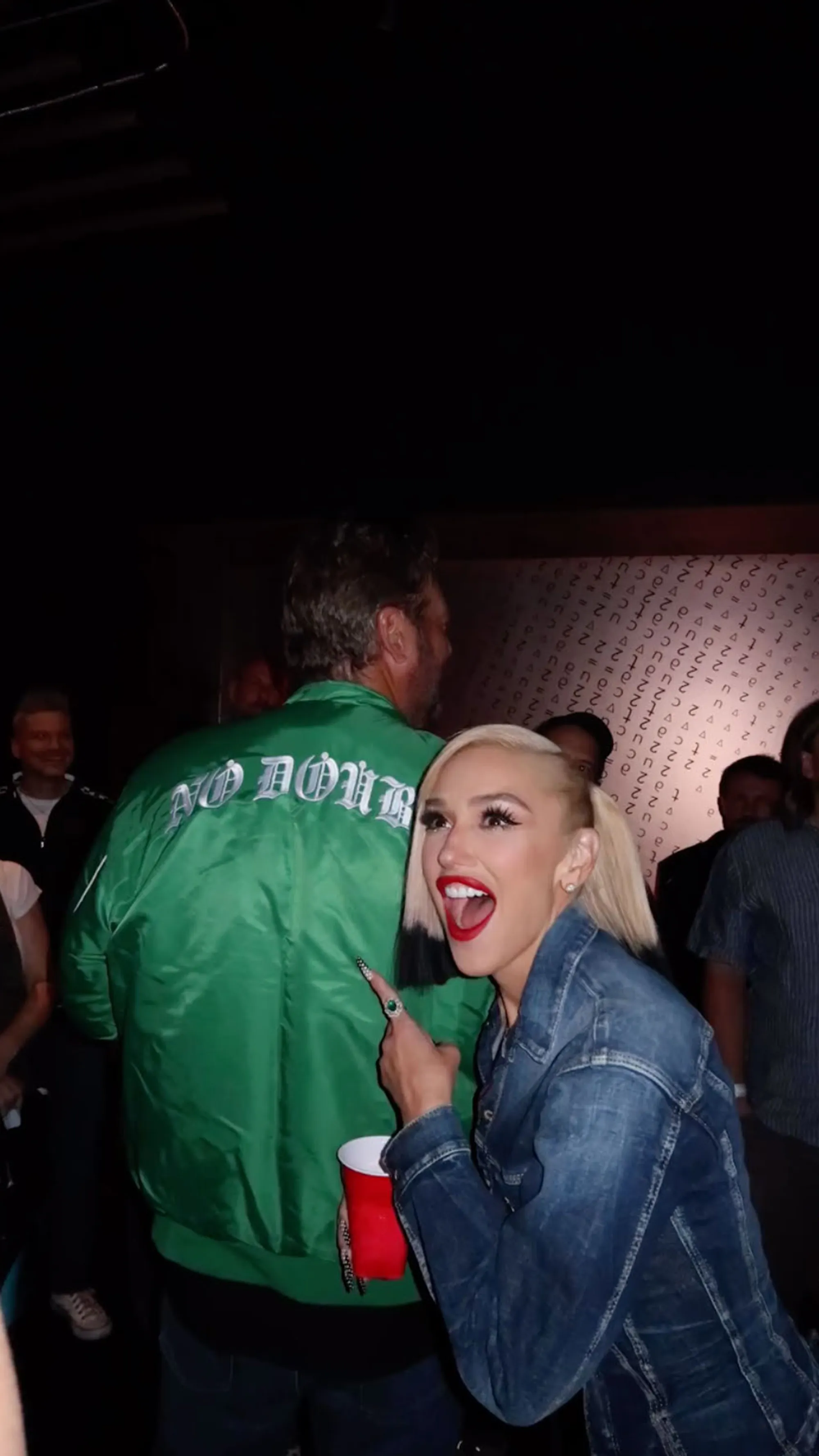 Gwen Stefani pointing at the 
