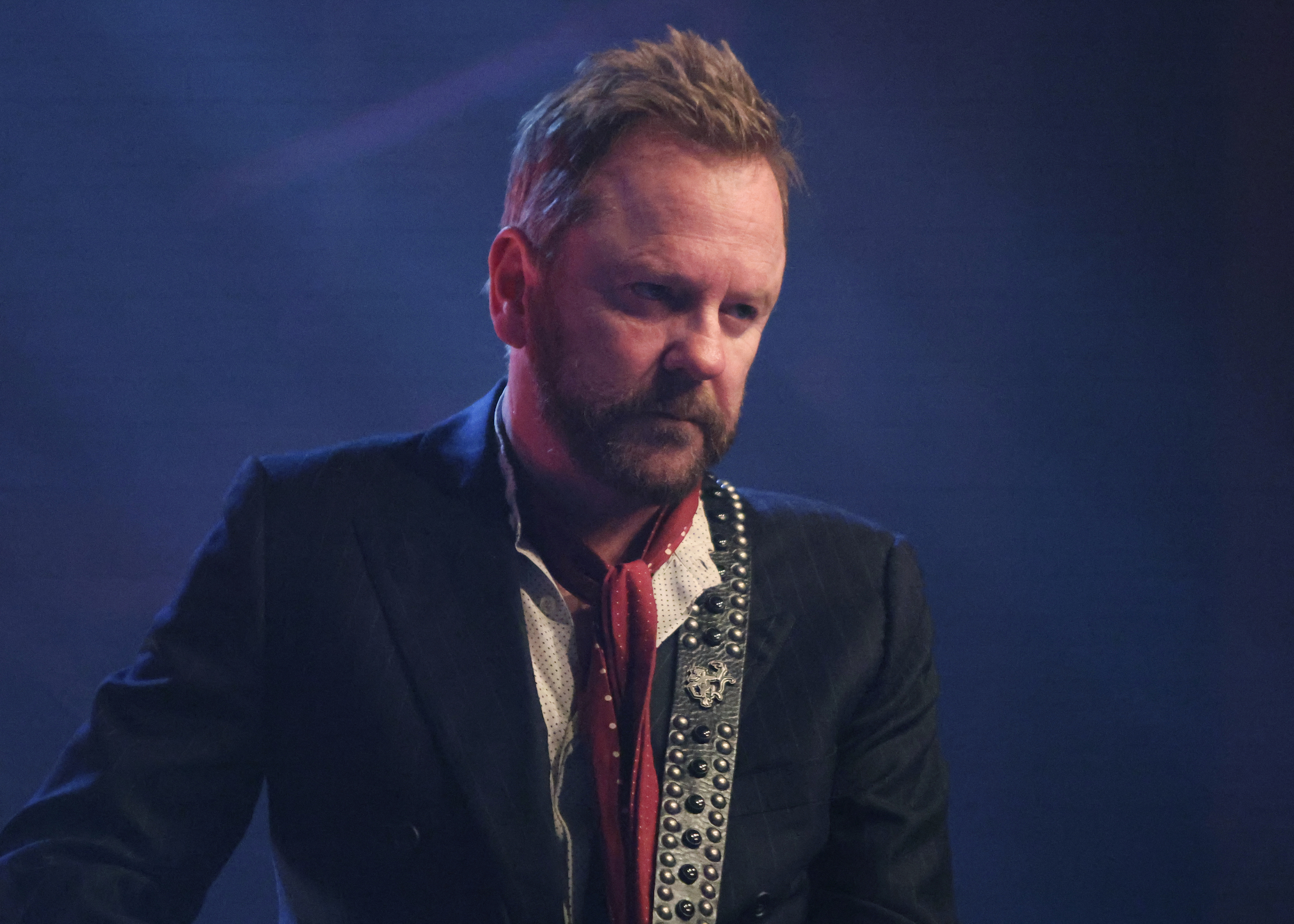 Kiefer Sutherland performs during his 