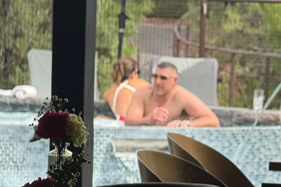 Patriots coach Mike Vrabel and reporter Dianna Russini relaxing in a hot tub.
