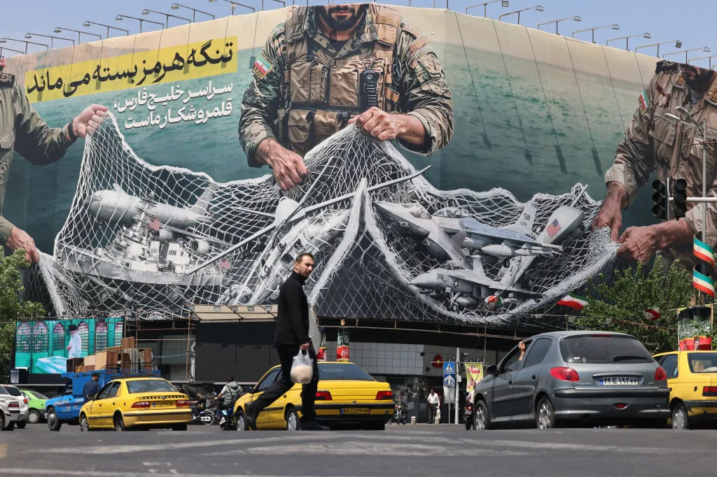 A giant billboard in Tehran depicting Iranian soldiers catching US military equipment in a net.