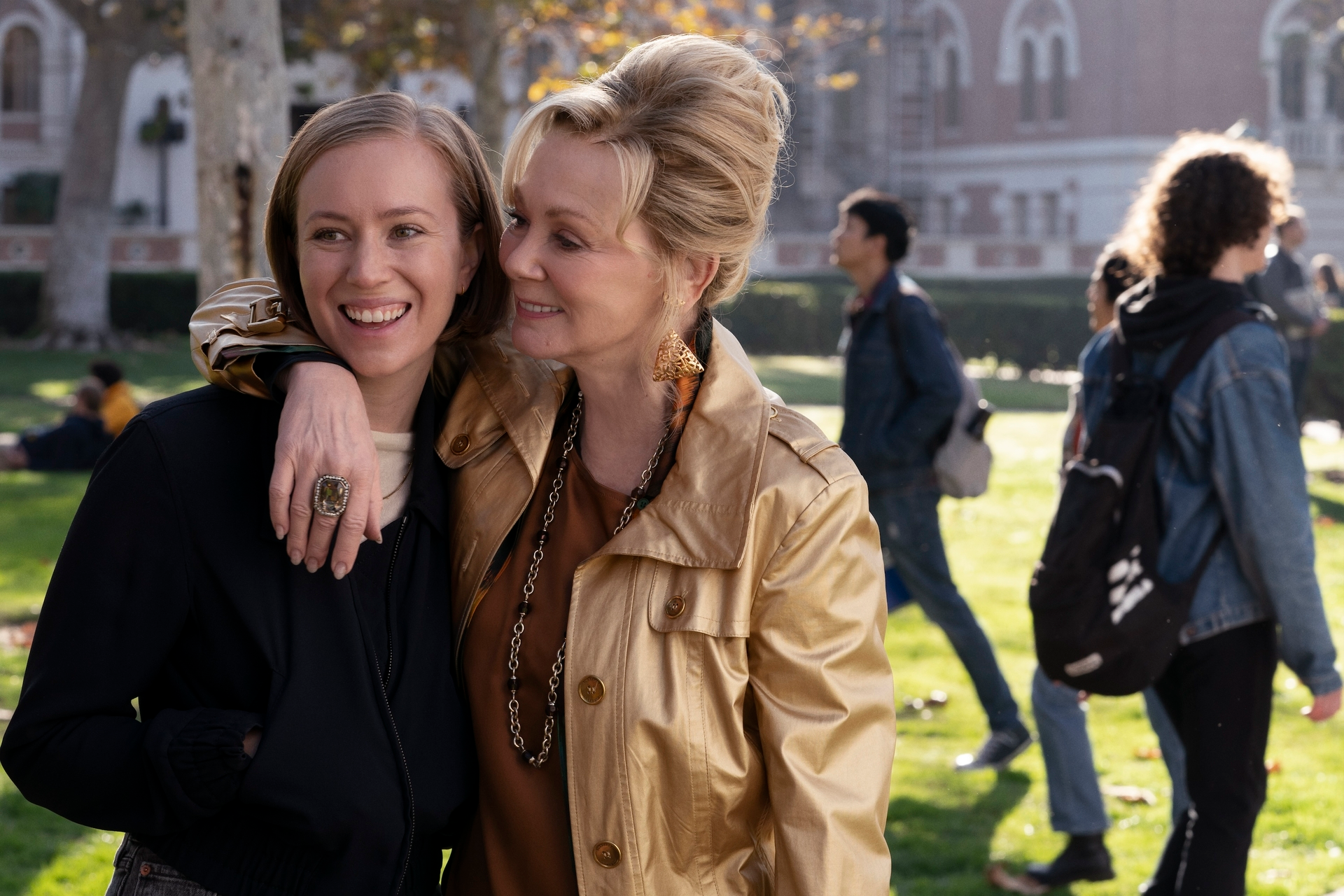 Hannah Einbinder and Jean Smart in 