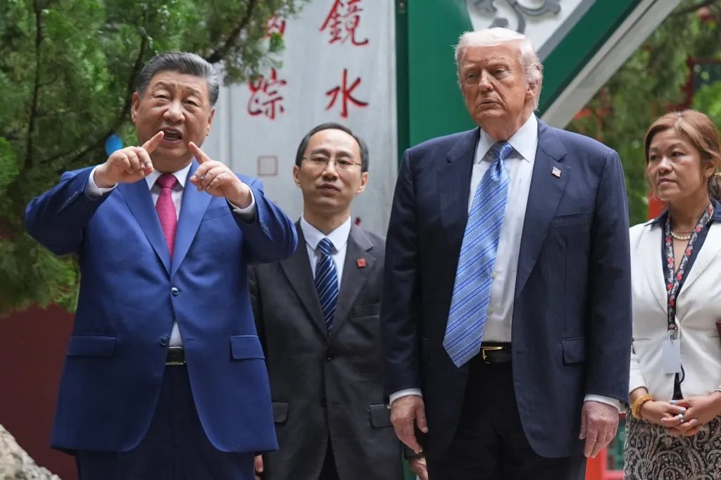 Xi describes part of the gardens at the Zhongnanhai to Trump during a tour.