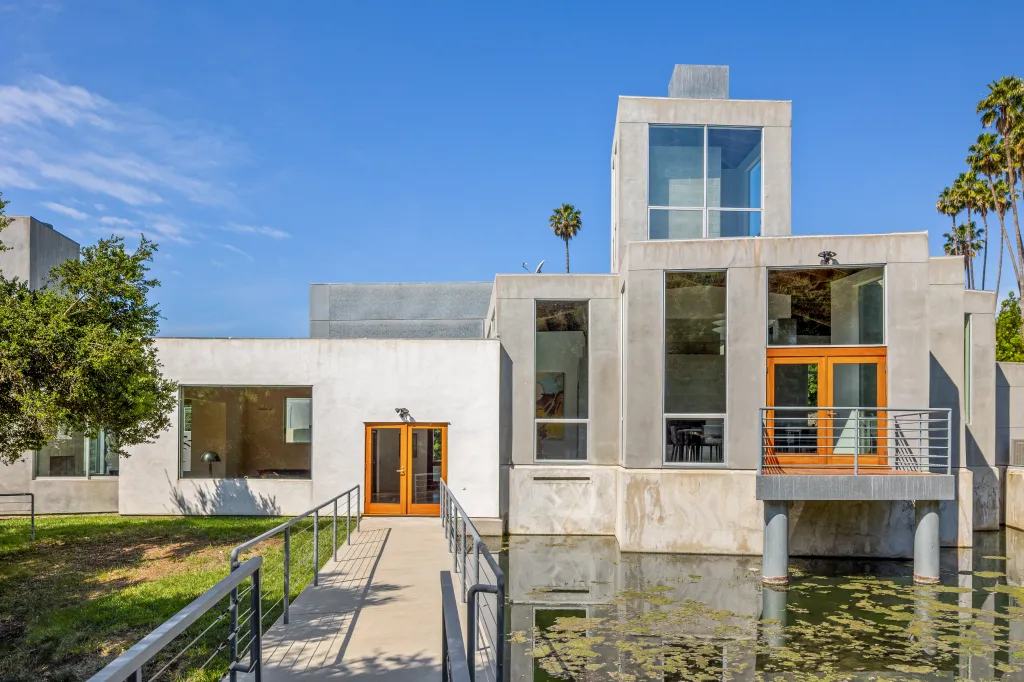 Unlike his large-scale institutional works, largely dressed with shiny metallic panels, this project has a different aesthetic entirely.