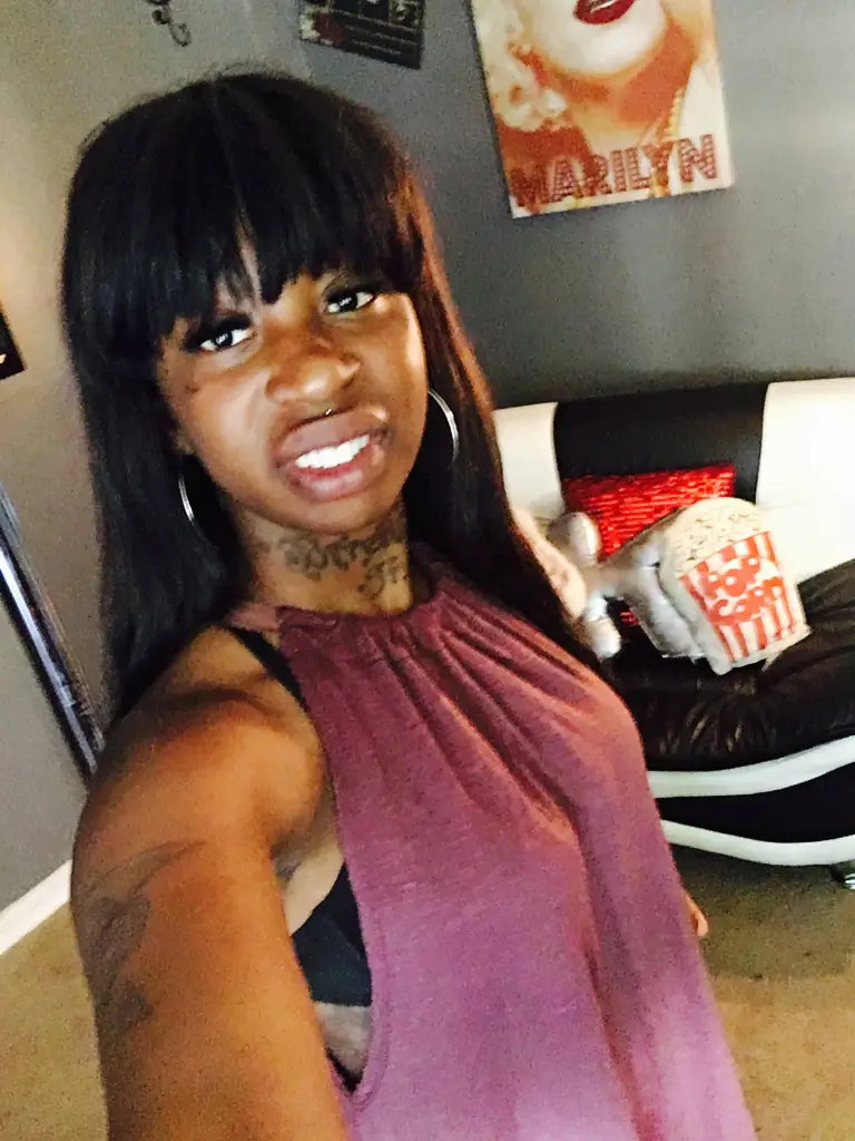 Rayshawna Deanna Dowdell, accused of abandoning her children.