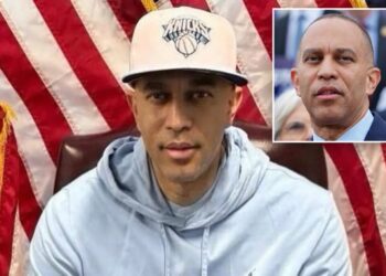 Hakeem Jeffries mocked for posting apparent Facetuned image of himself in Knicks hat: ‘Just bizarre’