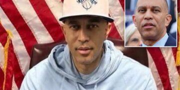 Hakeem Jeffries mocked for posting apparent Facetuned image of himself in Knicks hat: ‘Just bizarre’