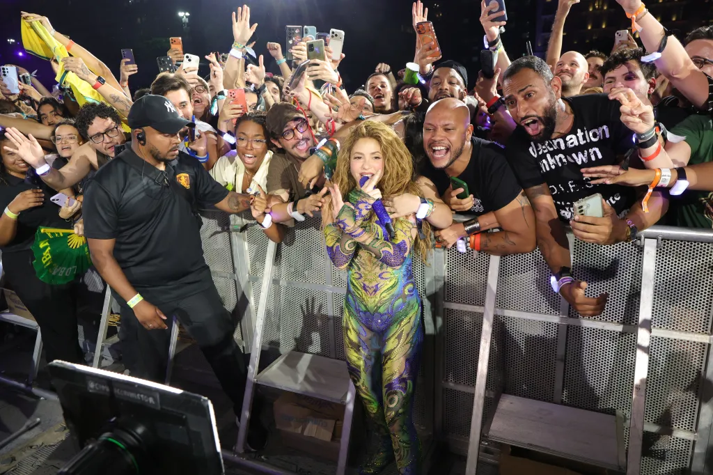 Shakira performing live at Copacabana beach for the TODO MUNDO NO RIO concert.