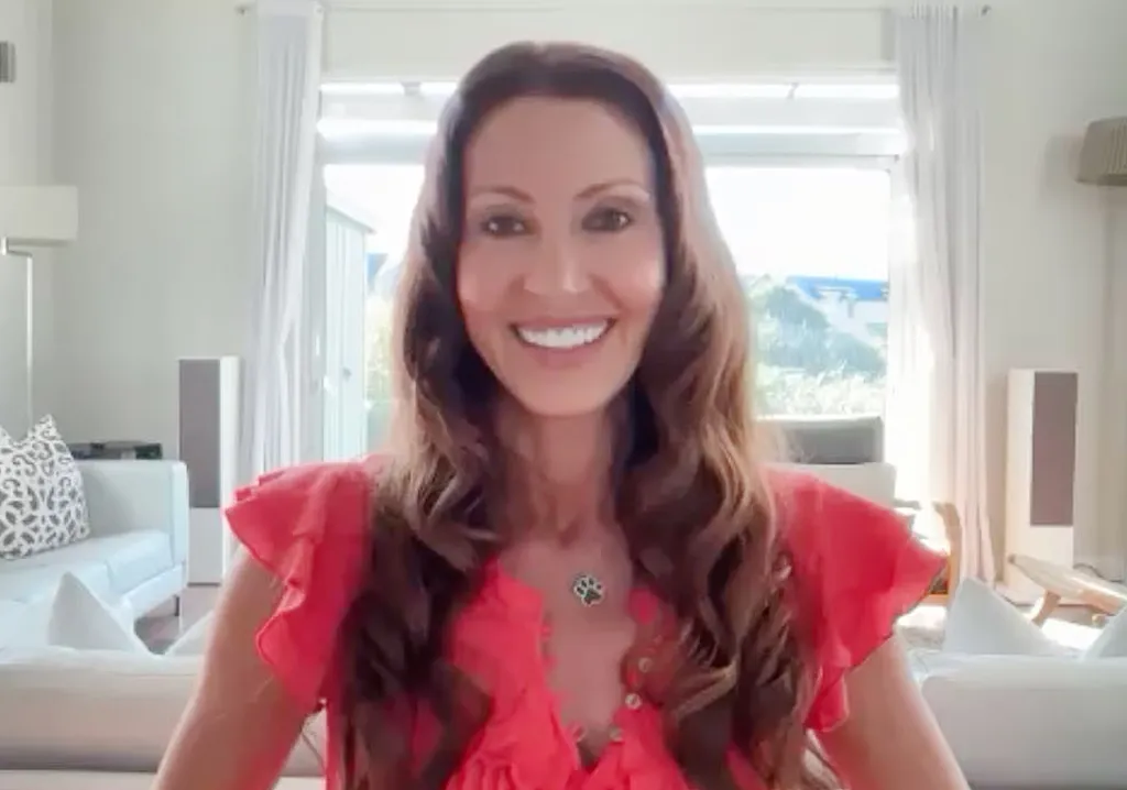 Shannon Elizabeth smiling.