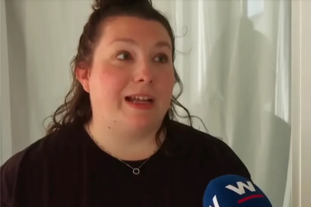Kayla Burress said she was left in complete shock when she saw the two large reptiles in violent combat on her screened-in porch.