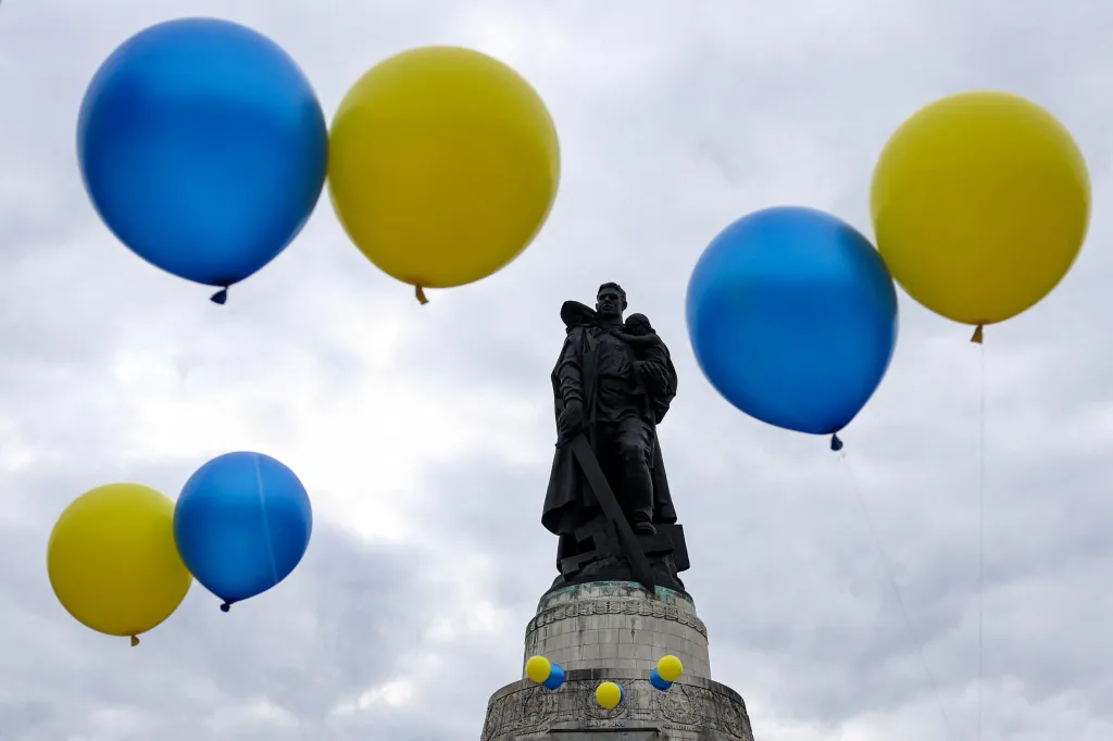 Ukrainian flag-colored balloons float over the Soviet War Memorial.