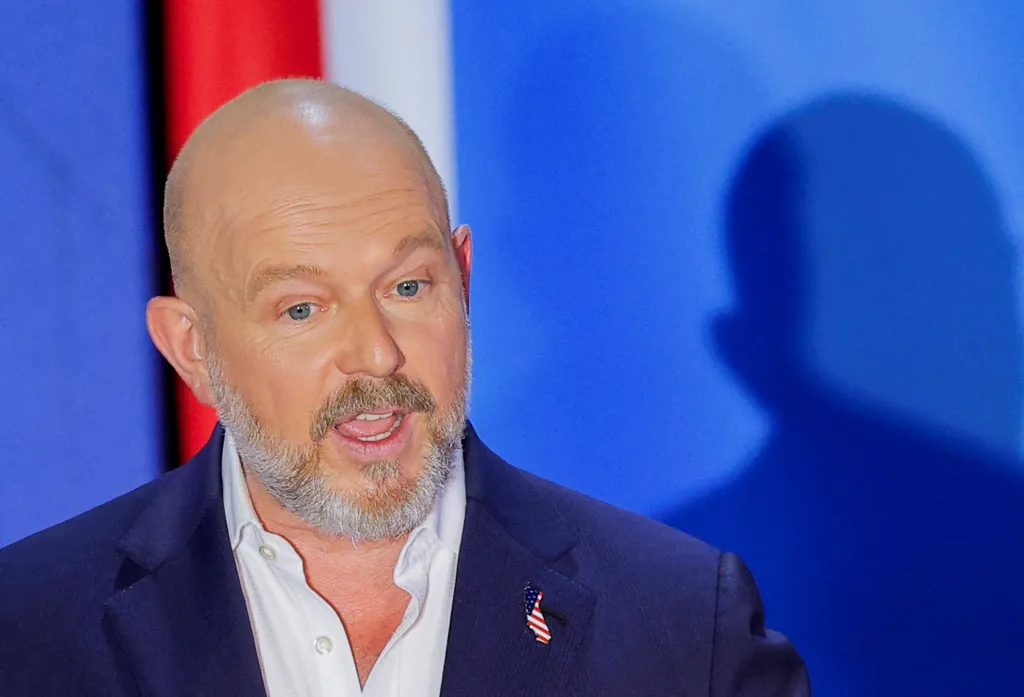 Steve Hilton speaking at the California gubernatorial debate.