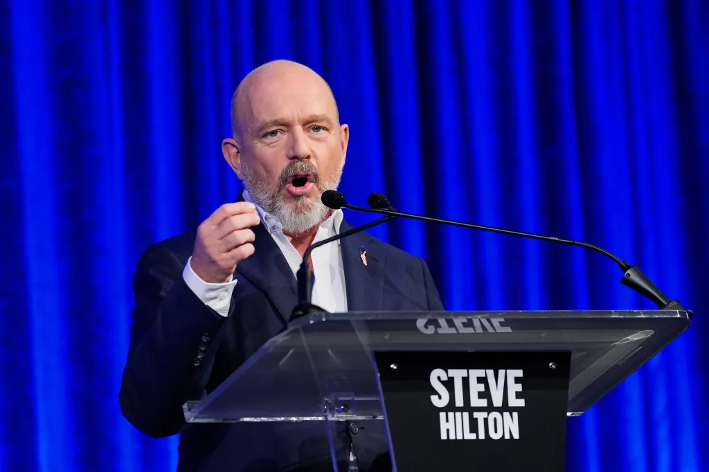 Steve Hilton speaking at a California gubernatorial debate.