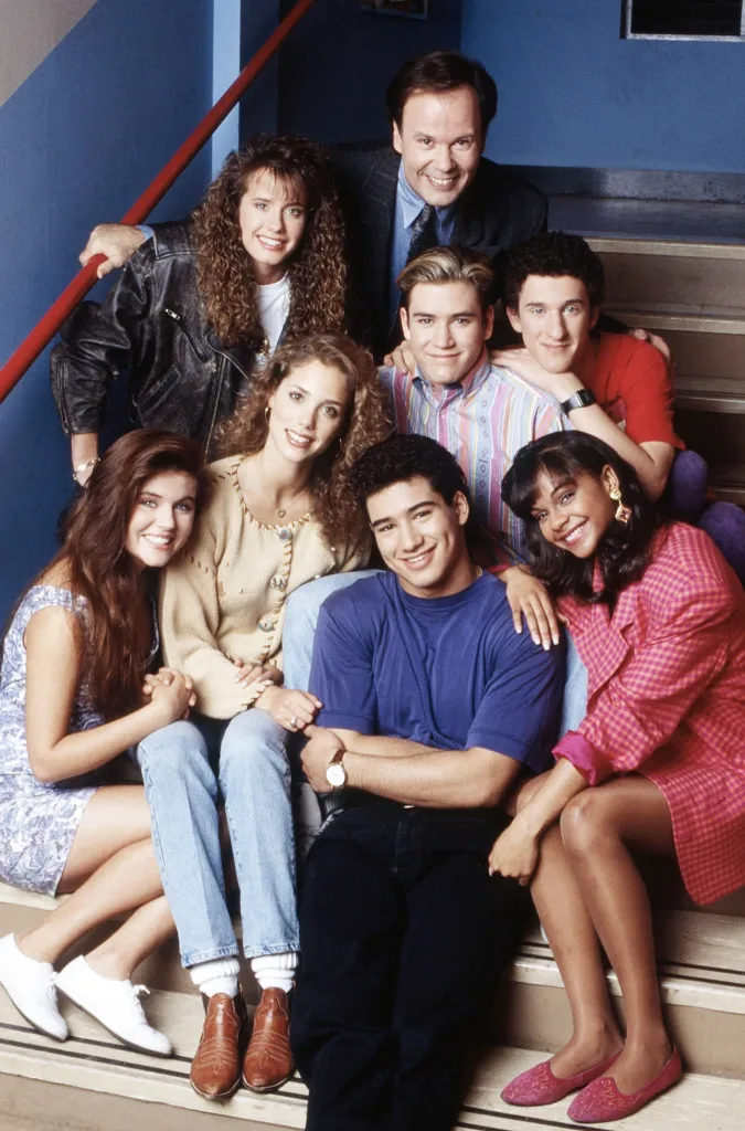 Cast photo for Saved by the Bell, with actors Tiffani-Amber Thiessen, Elizabeth Berkley, Mario Lopez, Lark Voorhies, Leanna Creel, Dennis Haskins, Mark-Paul Gosselaar, and Dustin Diamond.