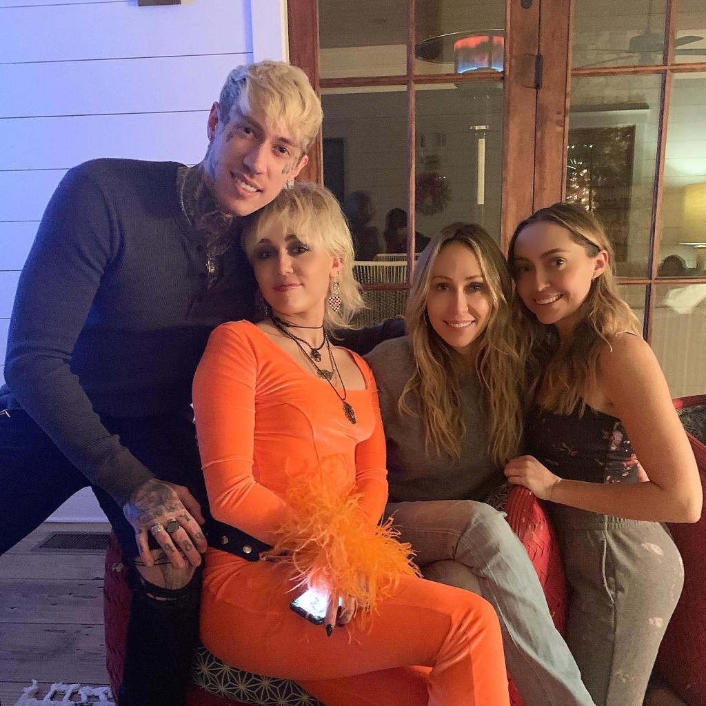 Trace Cyrus, Miley Cyrus, Tish Cyrus, and Brandi Cyrus posing together.