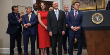 GOP hurls support behind progressive over Republican — and expert calls it a ‘confession’