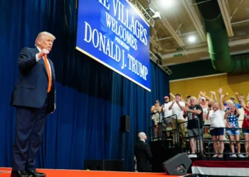 Screaming Trump threatens event venue over soft mic volume