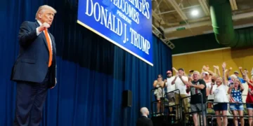 Screaming Trump threatens event venue over soft mic volume