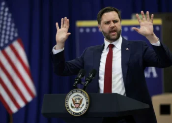 Awkward silence falls over Iowa crowd as Vance stumbles through his own speech