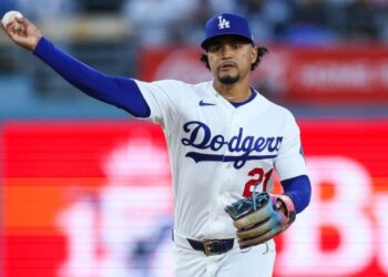 Dodgers bring back Santiago Espinal, address bench in series of roster moves