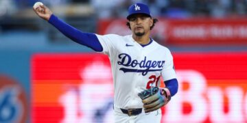 Dodgers bring back Santiago Espinal, address bench in series of roster moves